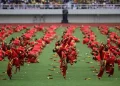 Ratusan pesilat Tapak Suci menampilkan atraksi jurus pencak silat secara massal di lapangan