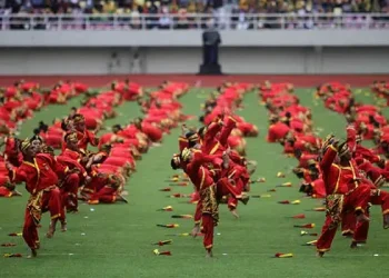 Ratusan pesilat Tapak Suci menampilkan atraksi jurus pencak silat secara massal di lapangan