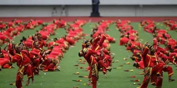 Ratusan pesilat Tapak Suci menampilkan atraksi jurus pencak silat secara massal di lapangan