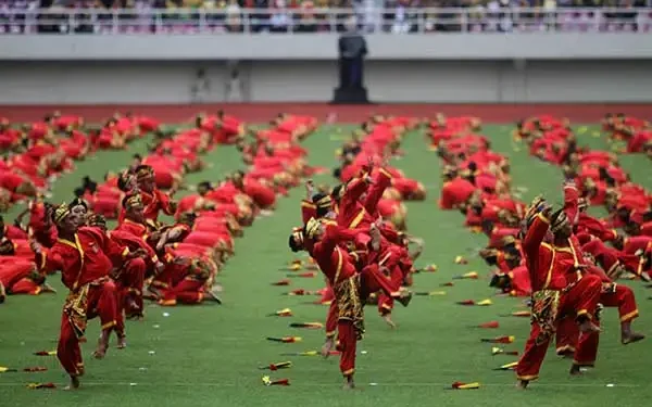 Ratusan pesilat Tapak Suci menampilkan atraksi jurus pencak silat secara massal di lapangan