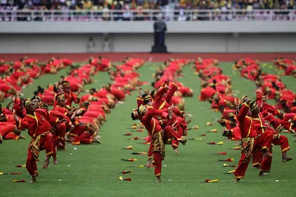 Ratusan pesilat Tapak Suci menampilkan atraksi jurus pencak silat secara massal di lapangan