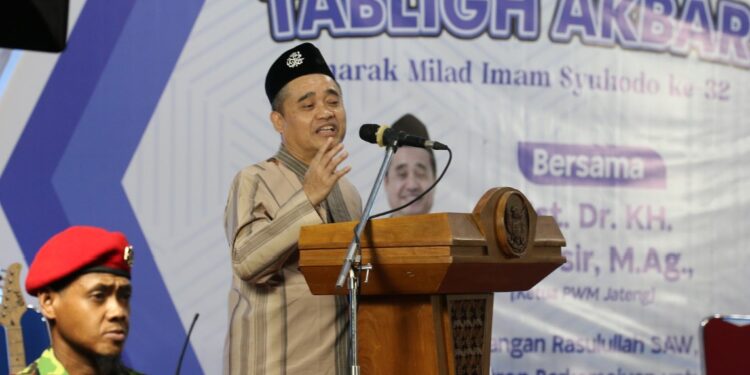 Dr. KH. Tafsir, M.Ag. berpidato di podium dalam Tabligh Akbar Milad ke-32 Ponpes Imam Syuhodo Sukoharjo yang menjadi percontohan tata kelola Pondok Pesantren Muhammadiyah.