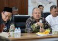 Ketua BOMK PWM Jateng Prof. Dr. apt. Muhammad Da’i, M.Si. berbicara menggunakan mikrofon saat memimpin Rapat Pleno membahas reformasi manajemen Muhammadiyah.