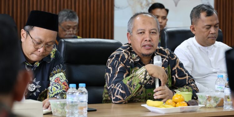 Ketua BOMK PWM Jateng Prof. Dr. apt. Muhammad Da’i, M.Si. berbicara menggunakan mikrofon saat memimpin Rapat Pleno membahas reformasi manajemen Muhammadiyah.