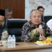 Ketua BOMK PWM Jateng Prof. Dr. apt. Muhammad Da’i, M.Si. berbicara menggunakan mikrofon saat memimpin Rapat Pleno membahas reformasi manajemen Muhammadiyah.